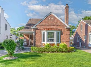 2111 Country Club Dr, Grosse Pointe Woods, MI 48236