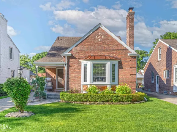 2111 Country Club Dr, Grosse Pointe Woods, MI 48236