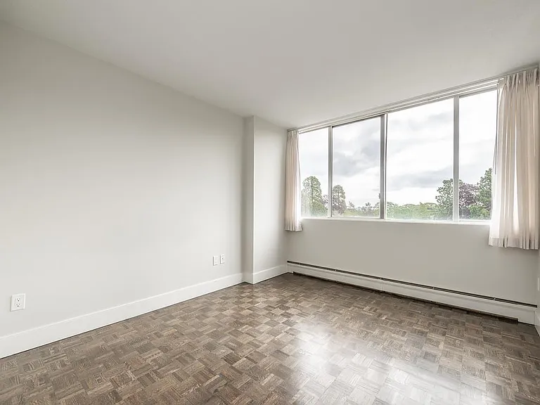 350 Douglas St — Photo 12