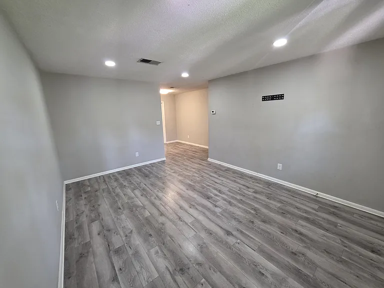 215 Newcastle Dr — Photo 2