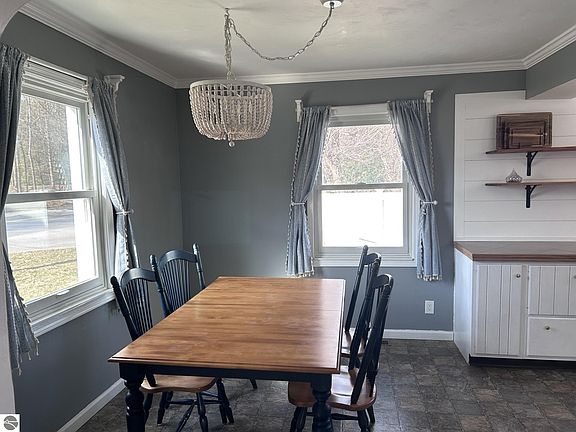 5th image of 2631 Lakeshore Rd