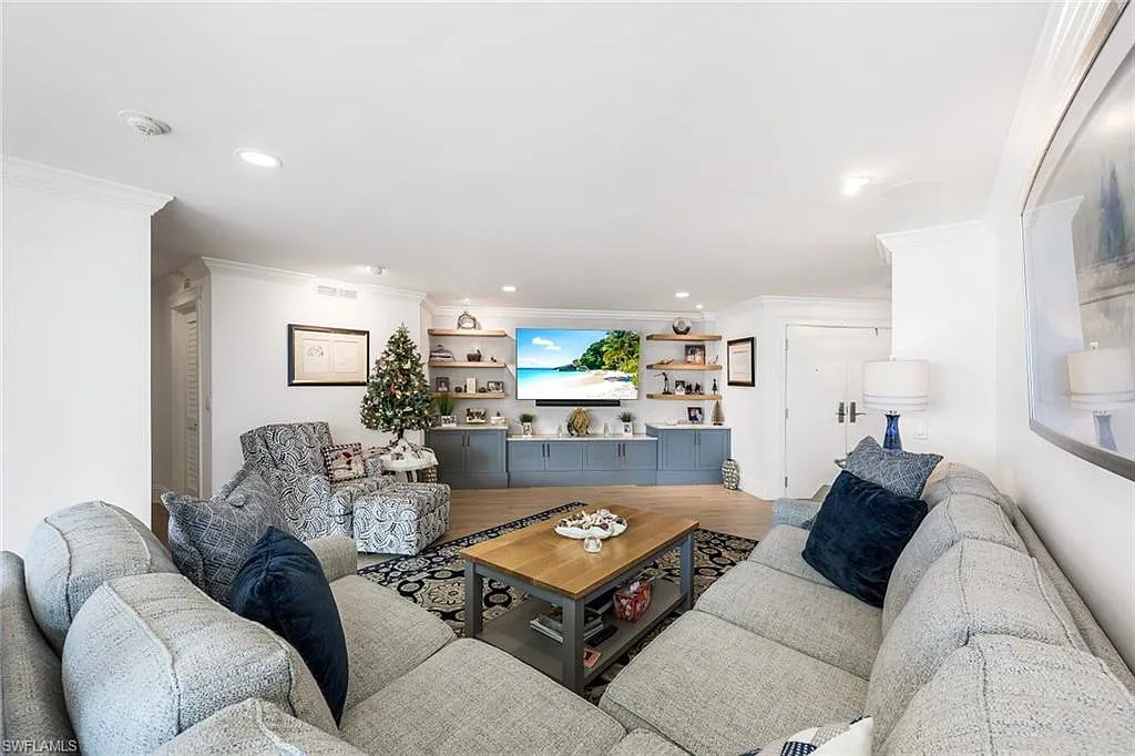 3 bed, 3.0 bath, 2160 sqft, $20,000 — Photo 3