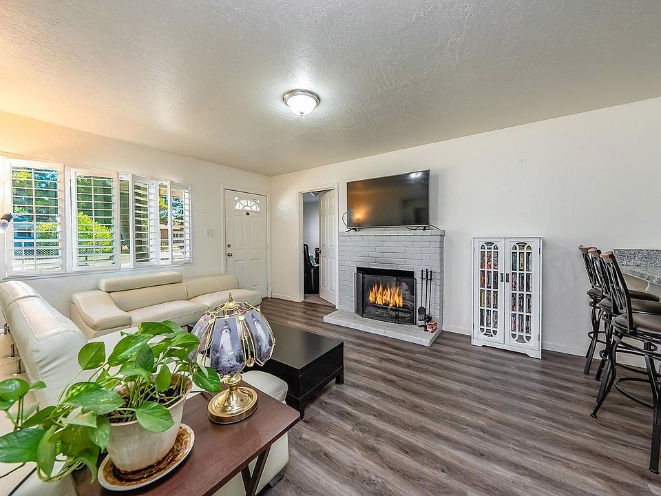 1st image of 1334 E Sussex Way