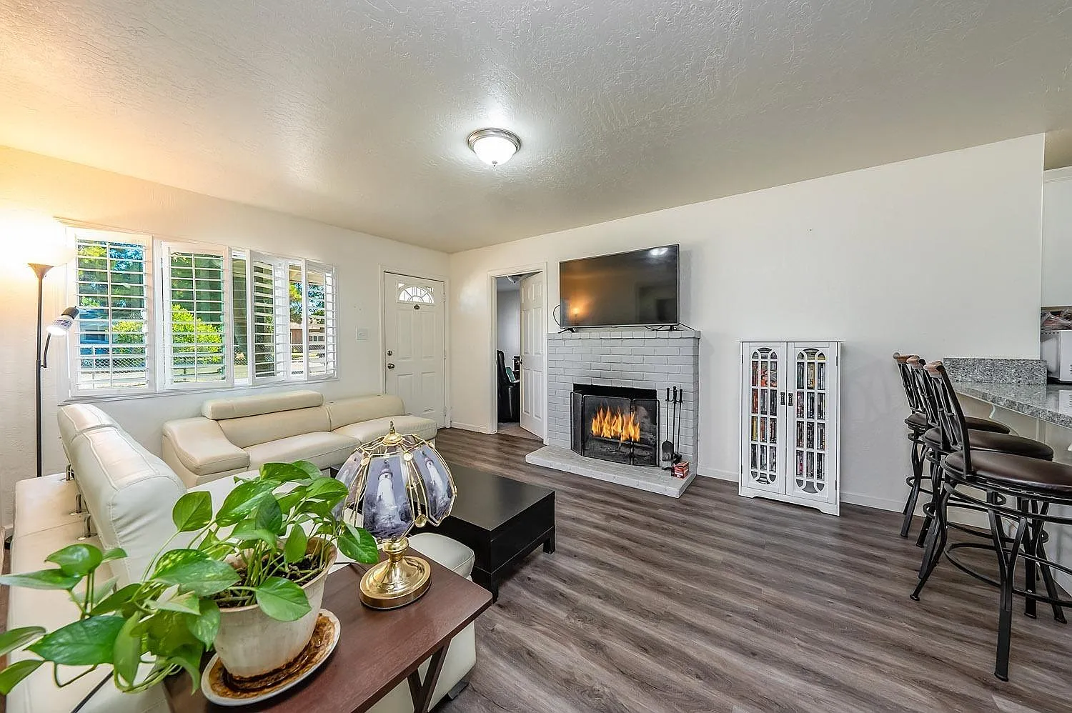 1334 E Sussex Way photo 1