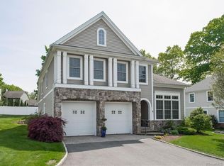 9 Creekside Ln, West Hartford, CT 06107