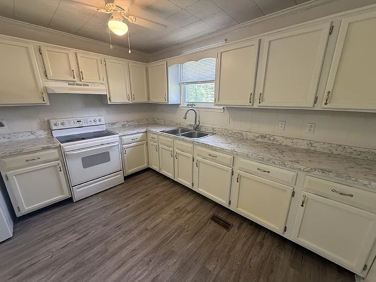 1318 Courtney Dr — Photo 6
