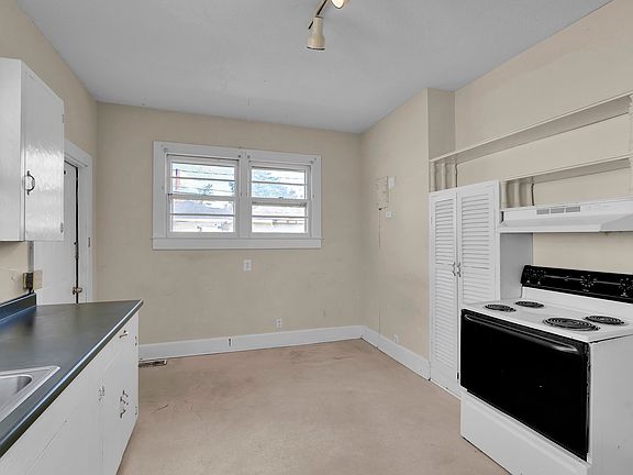 3rd image of 22 Meadow St