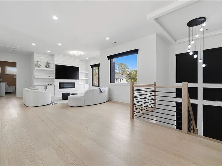 556 Versailles Dr — Photo 14