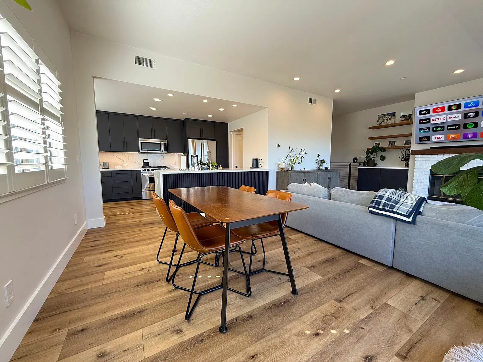 2 bed, 2.5 bath, 1525 sqft, $5,400 — Photo 2