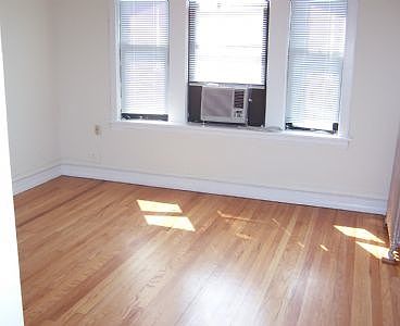2nd image of 959 W Fletcher St