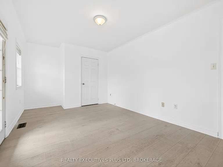389 Wright Cres — Photo 25