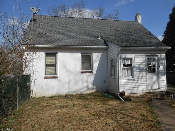 3rd image of 590 Ringwood Ave