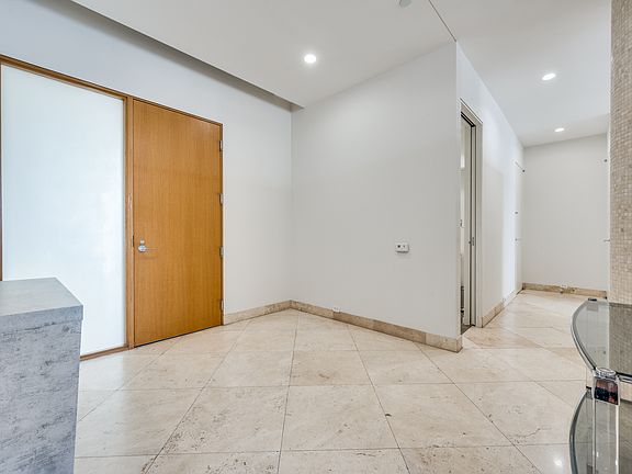 5th image of 2430 Victory Park Ln APT 2208