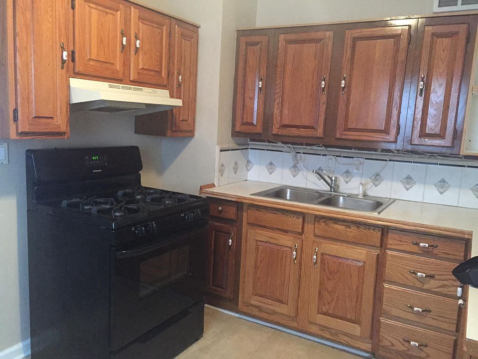 2nd image of 28502 Elmwood St