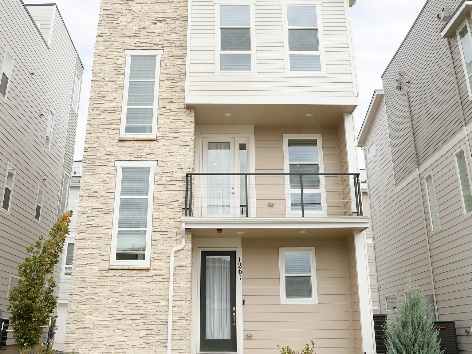3 bed, 1947 sqft, $3,850 — Photo 1