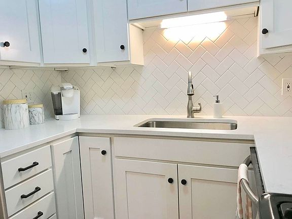 5th image of 2336 N Commonwealth Ave APT 209