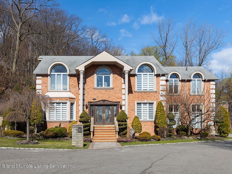 1st image of 15 Laurie Ct