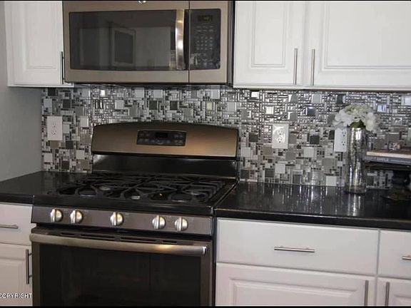 4th image of 409 Birch St