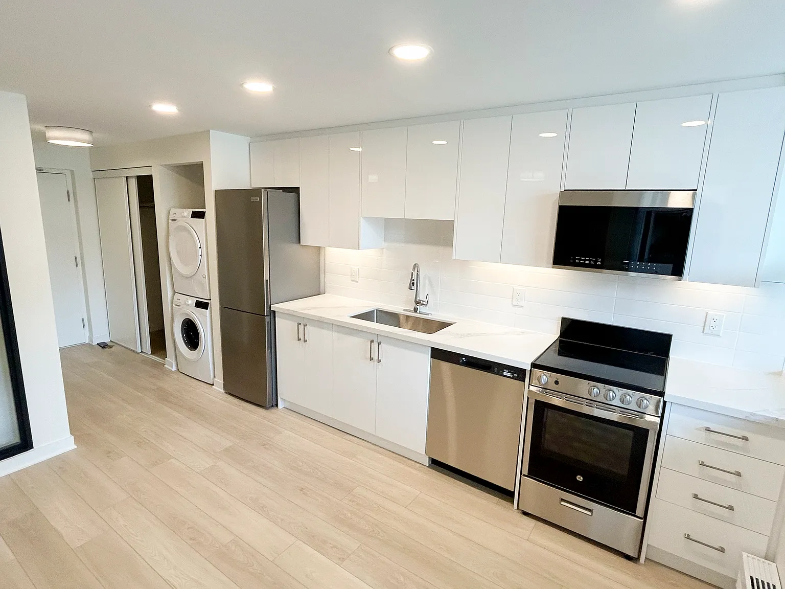 920 Inverhouse — Photo 3