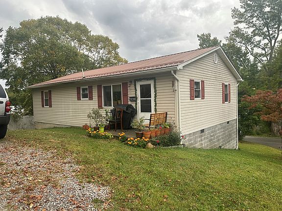 5th image of 136 Lively St