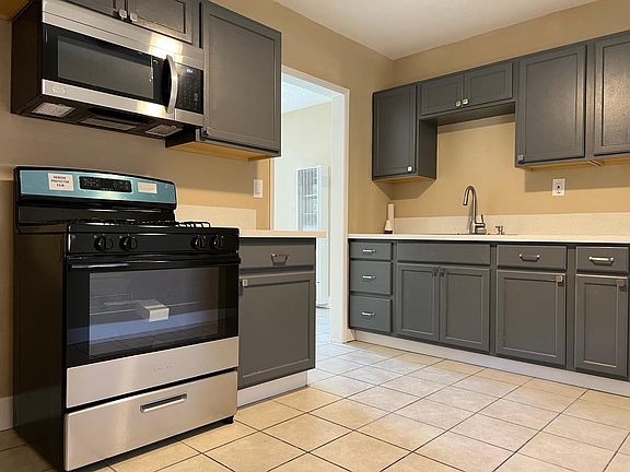 2nd image of 574 N Wilson Ave #574