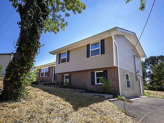 2nd image of 2422 Twin Oaks Dr SE