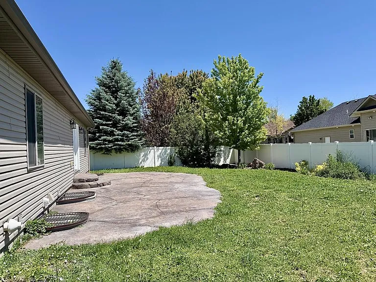 2612 Eastview Dr — Photo 39
