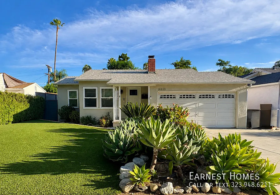 3BR Sherman Oaks Home with Pool, 2-Car Garage + Driveway Parking, and a Large Yard! — Photo 2