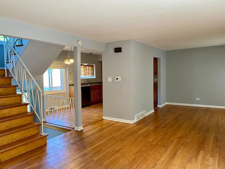 1056 Des Plaines Ave — Photo 7