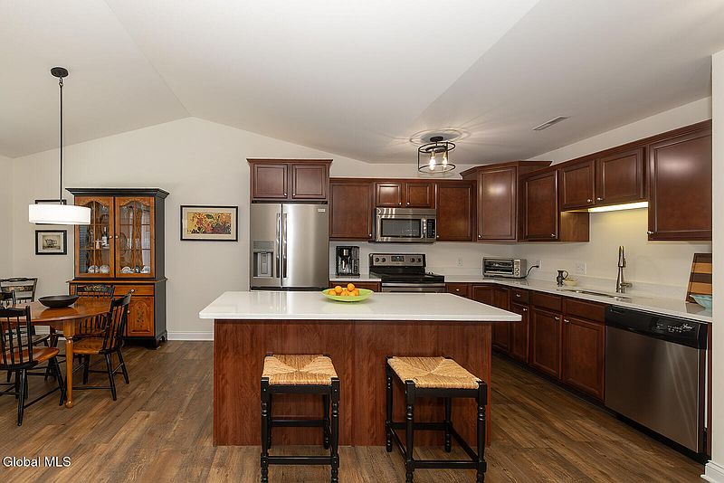 3rd image of 902 Royale Court