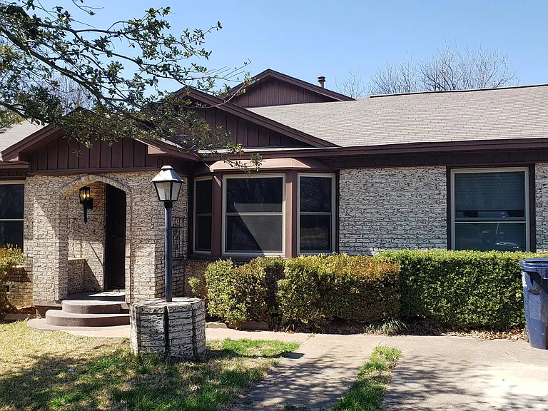 2515 Denison St — Photo 1