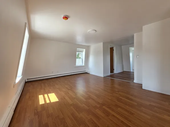579 Park Ave 3rdFlr 1B/1B FreshPaint NEWFlooring Sunroom! PetsOK Prkg, 579 Park Ave #3, Cranston, RI 02910