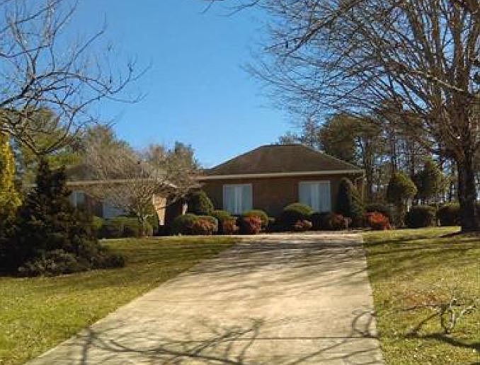 1st image of 10 Leisure Ln