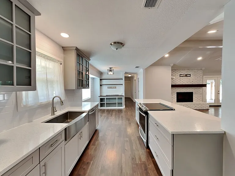 3704 Astoria Dr — Photo 5