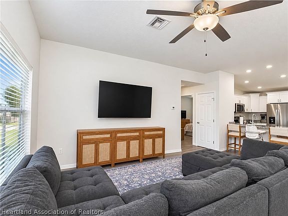 3rd image of 1921 Iris Ave