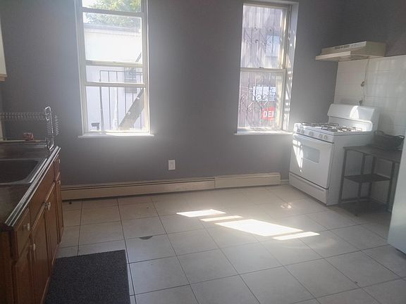 2nd image of 396 Bay St