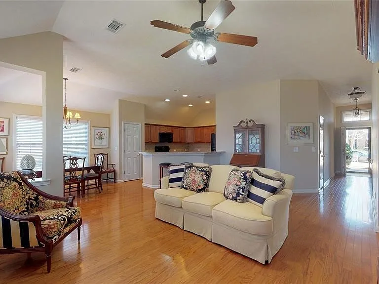 631 Glenmede Ln — Photo 4