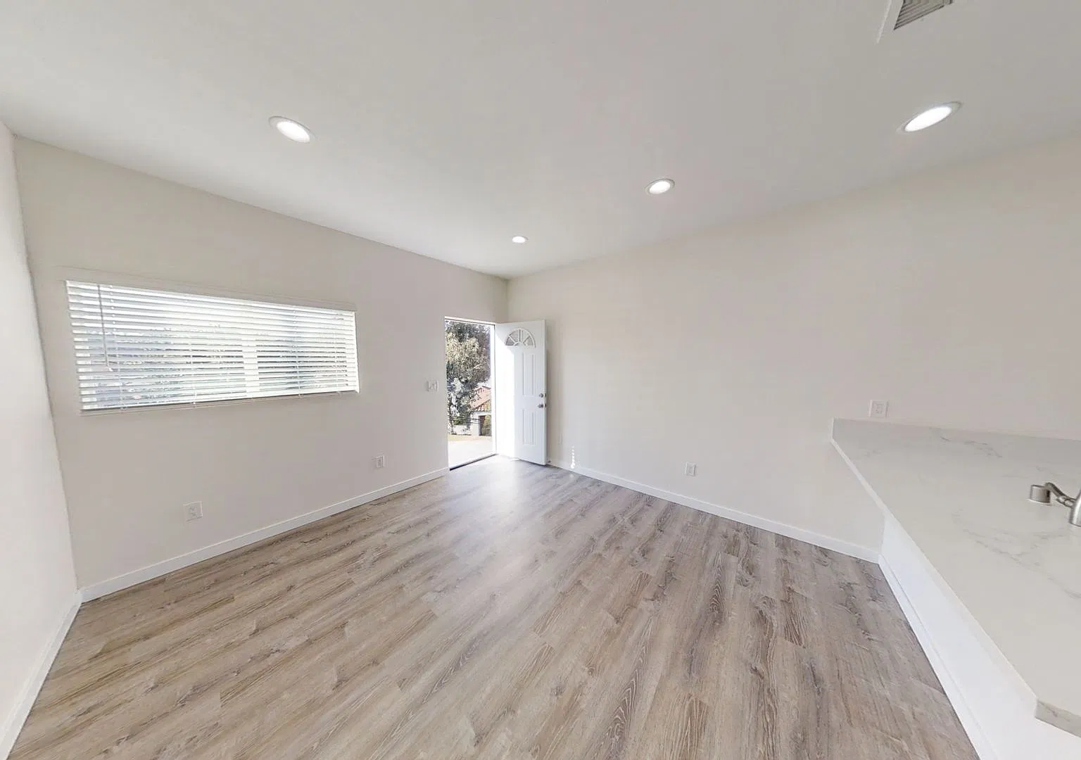 4BD/2BA, Balcony Views!! — Photo 4