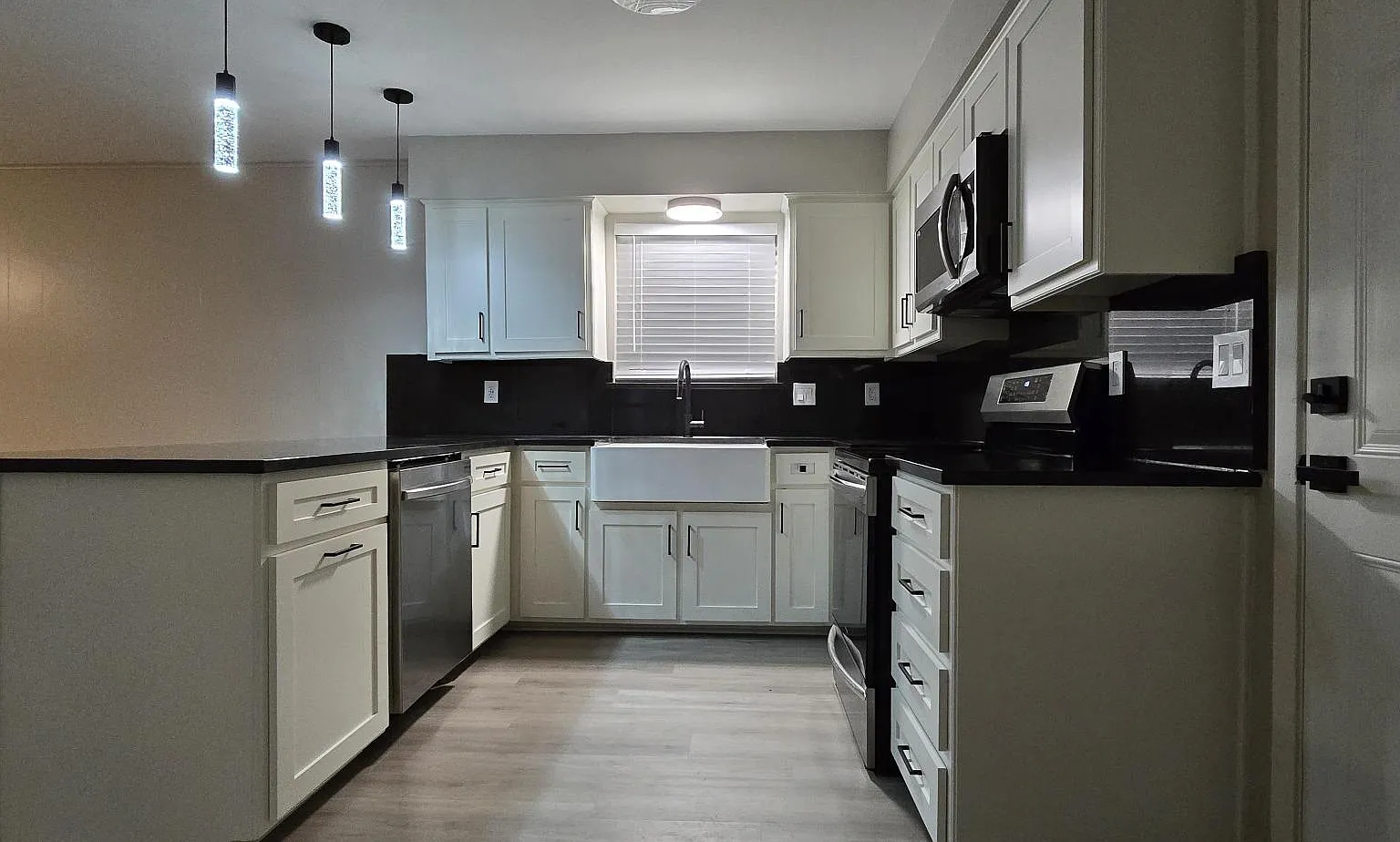 2 bed, 1022 sqft, $1,900 — Photo 1