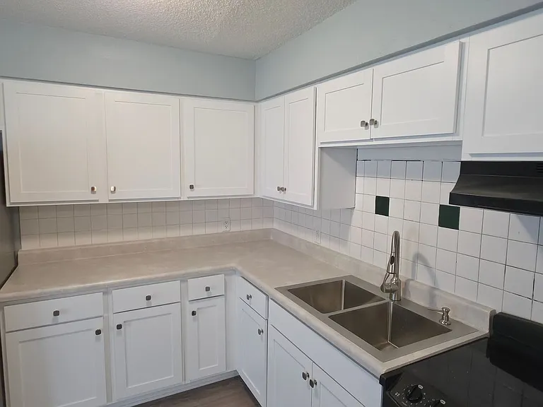 305 E John St #2 — Photo 4