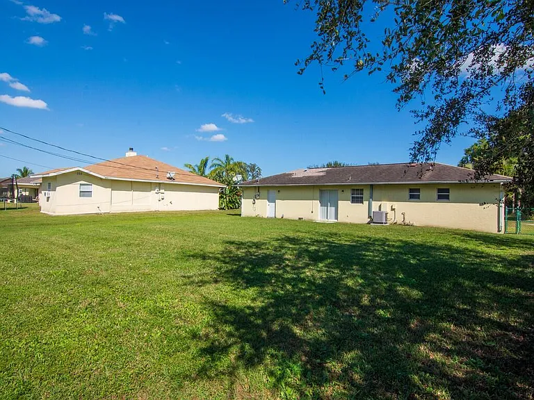 1190 SE Puritan Ln — Photo 32