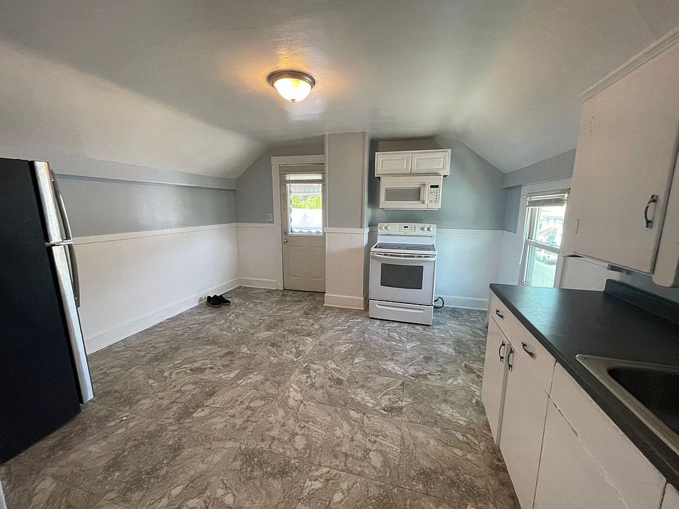 1st image of 33-35 Wellington Ave #35-2