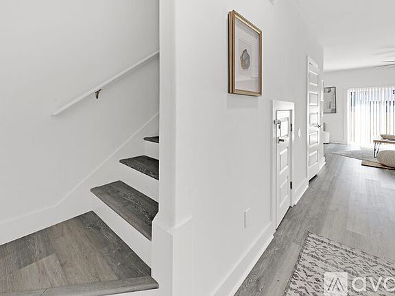 3rd image of 202 Oak St SE #B