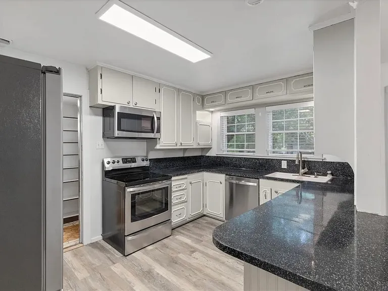 1221 N Neblett St — Photo 6