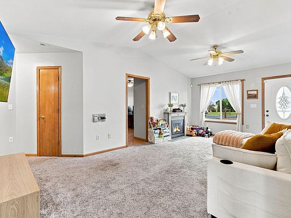 4th image of 1880 Windmill Dr