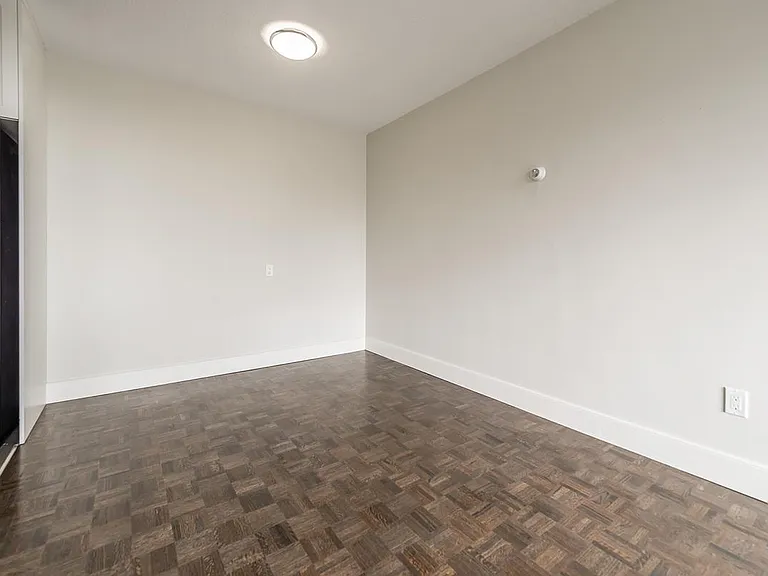 350 Douglas St — Photo 36