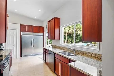 527 E Causeway Blvd — Photo 8