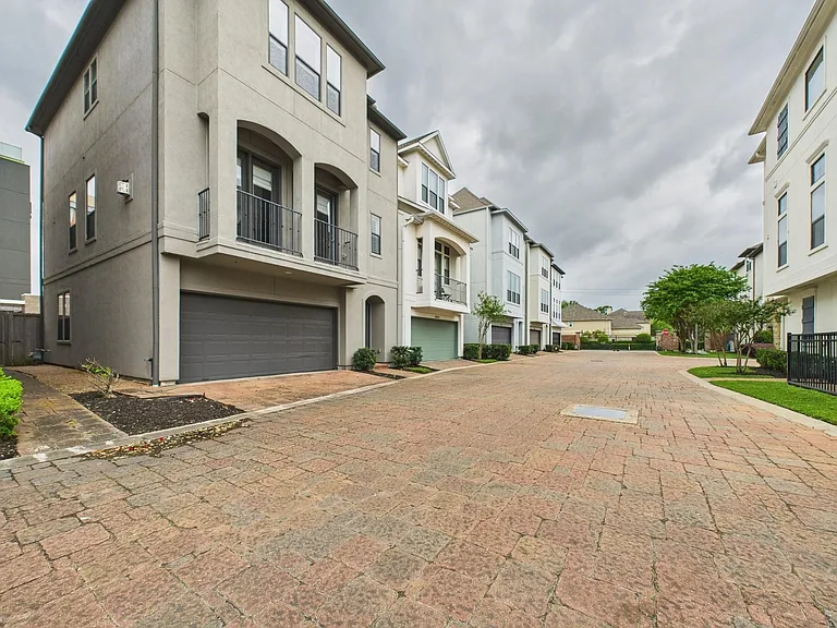 11025 Sherwood Grv — Photo 39
