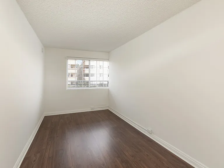 Waldorf Towers — Photo 11