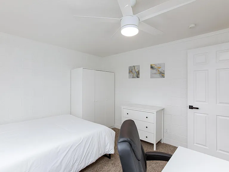 2552 Champions Cir #8 — Photo 13